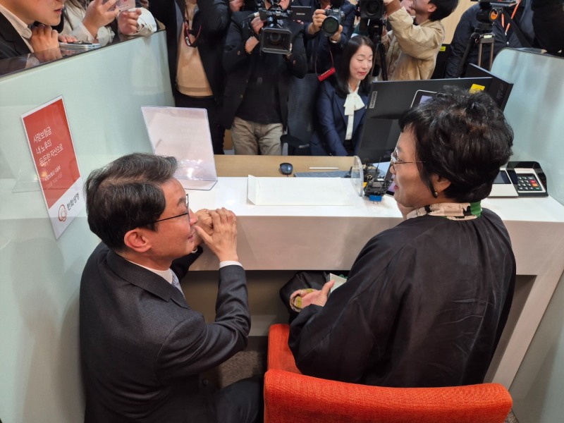 이억원 금융위원장(왼쪽)이 30일 한화생명 시청 고객센터에 방문해 사망보험금 유동화를 신청한 고객과 이야기를 나누고 있다. 사진=강은영 기자