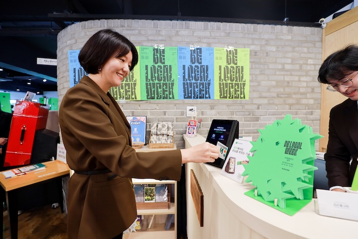캠페인 현장에서 네이버페이 오프라인 통합 단말기 ‘Npay 커넥트’로 결제를 진행 중인 최수연 대표. / 사진=네이버