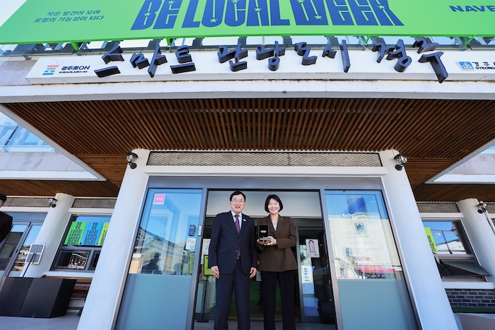 네이버 ‘비로컬위크’ 캠페인이 처음으로 열린 경주의 ‘청년감성상점’에서 주낙영 경주시장(왼쪽)과 최수연 네이버 대표(오른쪽). / 사진=네이버