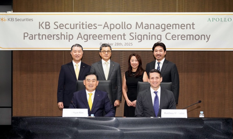 지난 28일 KB증권 본사에서 (앞줄 왼쪽부터) 김성현 KB증권 대표이사와 매튜 미켈리니 아폴로 아시아태평양 대표 및 (뒷줄 왼쪽부터) 양현종 IB2그룹장, 강진두 경영기획그룹장, 메이링 림 아폴로 캐피탈 솔루션 아시아태평양 대표, 이재현 아폴로 한국 대표가 업무협약식을 진행하며 기념 촬영을 하고 있다. / 사진제공= KB증권(2025.10.28)