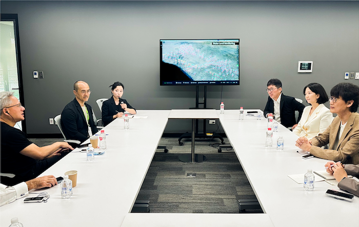 지난 5월 23일 네이버와 엔비디아 주요 경영진이 대만 엔비디아 오피스에서 별도 미팅을 통해  소버린AI 구축 및 대규모 AI 데이터센터 사업 확장 방안 등에 대해 논의했다. 사진은 (왼쪽부터 시계방향으로) 젠슨 황 엔비디아 CEO, 정소영 엔비디아코리아 대표, (통역사), 김유원 네이버클라우드 대표, 최수연 네이버 대표, 이해진 네이버 이사회 의장. / 사진=네이버클라우드