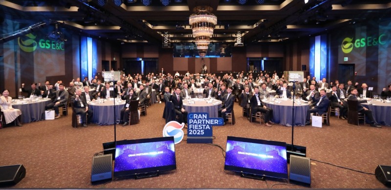 허윤홍 GS건설 대표와 경영진, 협력사 대표들이 그랑 파트너스 피에스타에 참석해 기념촬영을 하는 모습./사진제공=GS건설