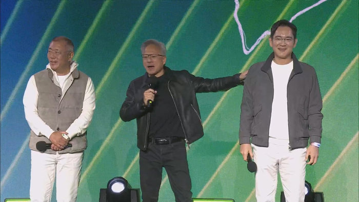 지난 30일 엔비디아 그래픽카드(GPU) ‘지포스’의 한국 출시 25주년을 기념하는 게이머 페스티벌 무대에 정의선 현대차그룹 회장(왼쪽부터) 젠슨 황 엔비디아 최고경영자(CEO), 이재용 삼성전자 회장 및 정의선 현대차그룹 회장이 함께 올랐다. / 사진=엔비디아