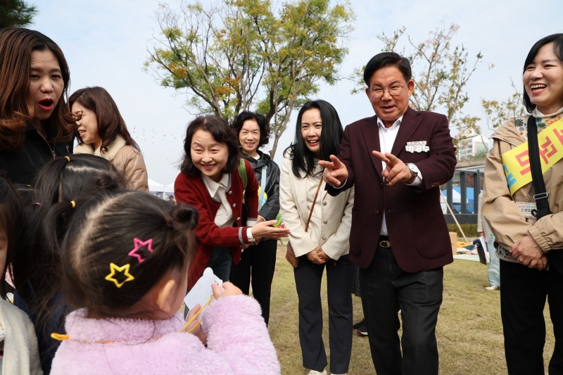 박강수 마포구청장이 꼬꼬마 대장 축제에서 어린이와 소통하는 모습./사진제공=마포구