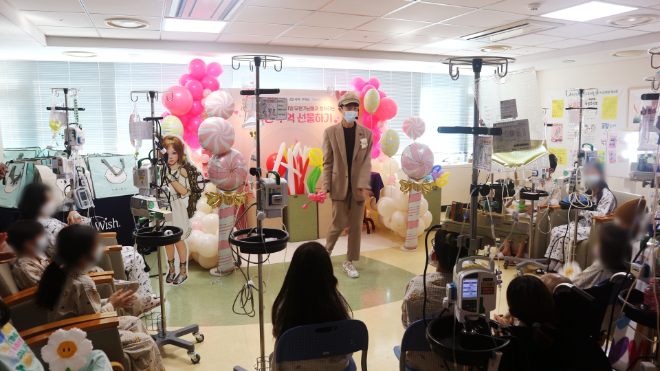 펄어비스 검은사막 모험가들과 난치병 환아 지원. / 사진=펄어비스