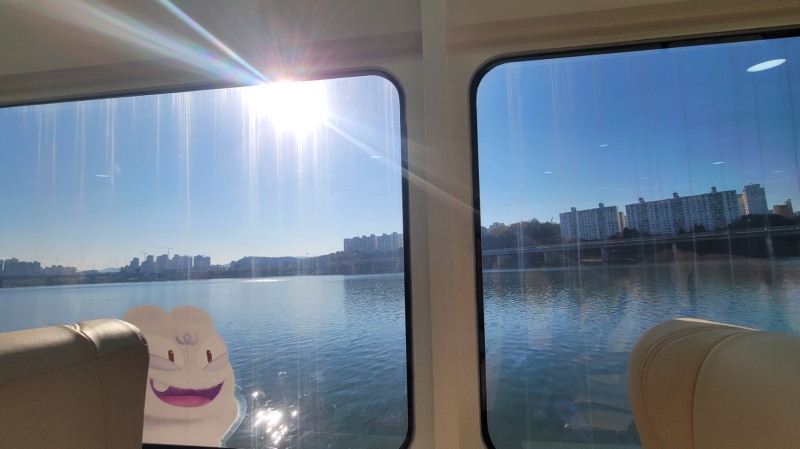 한강버스 창밖으로 보이는 풍경./사진=주현태 기자