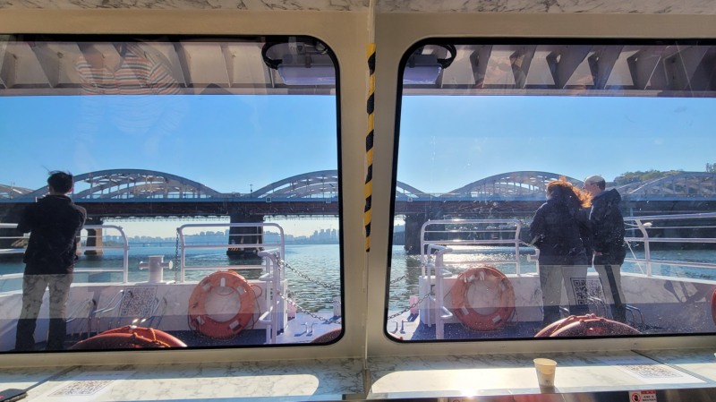 외국인 관광객이 선박 위에서 소통하는 모습./사진=주현태 기자