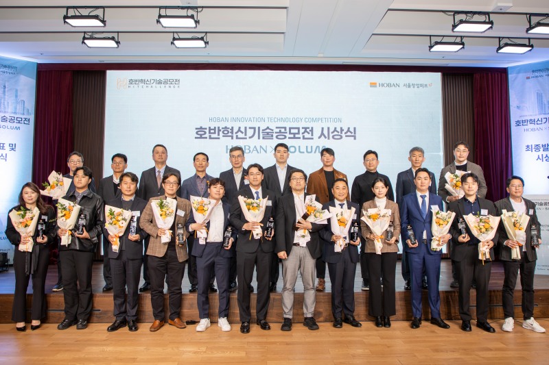 뒷줄 오른쪽 다섯번째부터 김민성 호반그룹 기획담당임원, 문갑 호반건설 경영부문 대표를 비롯한 임원진과 수상자들이 기념촬영을 하고 있다./사진제공=호반그룹