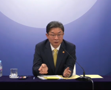 이억원 금융위원장이 12일 개최된 금융위원장 월례 기자간담회에서 질의에 답하고 있다. / 사진= 한국금융신문 김성훈 기자(2025.11.12)