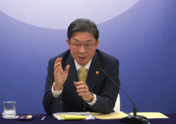 이억원 금융위원장이 12일 개최한 월례간담회에서 질의에 답하고 있다. / 사진 = 김성훈 기자