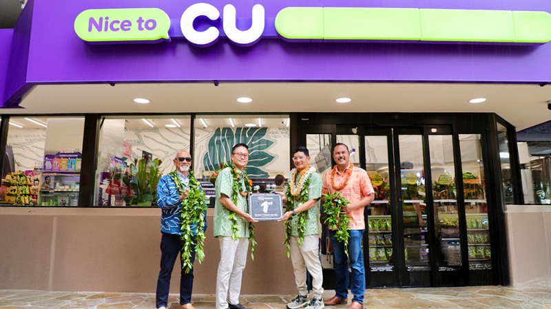 BGF리테일 홍정국 부회장(가운데 왼쪽)과 CU Hawaii Robert Kurisu(로버트 쿠리수, 가운데 오른쪽) 대표가 CU 하와이 1호점 앞에서 열린 오픈식에서 기념 촬영을 하고 있다./사진제공=BGF리테일