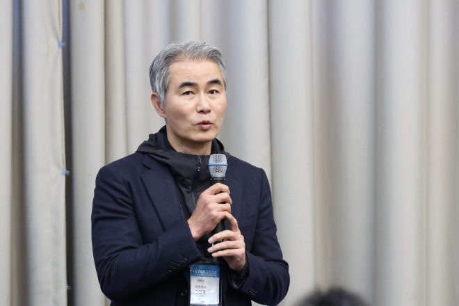 장현국 넥써쓰 대표가 13일 지스타 2025 현장에서 베트남 최대 콘텐츠 기업 VTC 인터콤과 동남아 블록체인 게임 공략을 위해 업무협약을 체결했다. / 사진=게임기자단