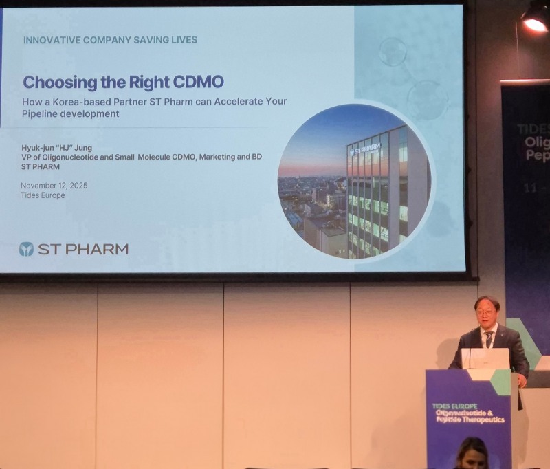 정혁준 에스티팜 사업부장이 EURO TIDES 2025에서 발표를 진행하고 있다. /사진=에스티팜