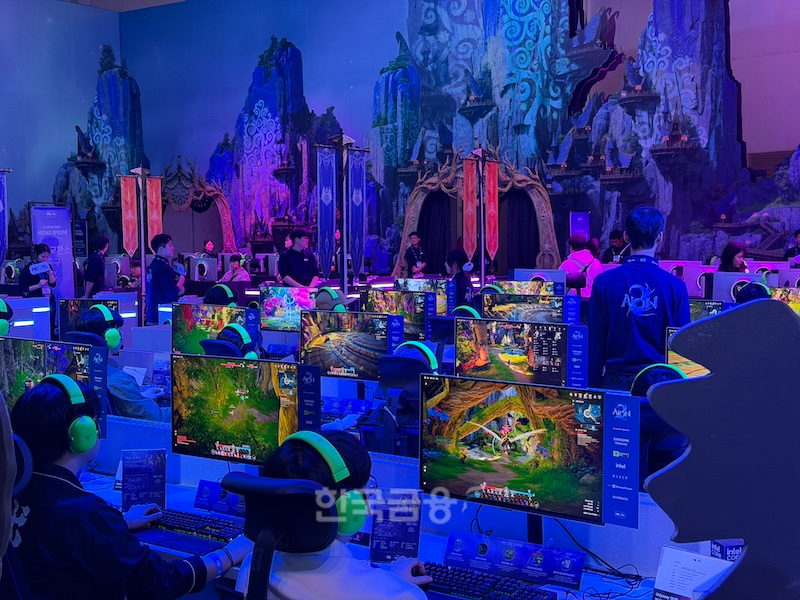 '아이온2' 시연 중인 사람들 모습. / 사진=정채윤 기자