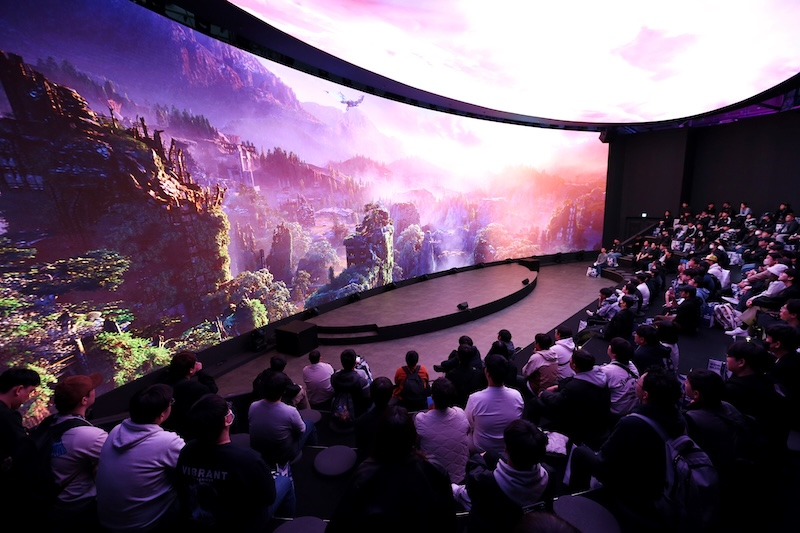 지스타2025 NC시네마 상영관 전경. 상영 중인 트레일러는 미공개 신작 '호라이즌 스틸 프론티어스'. / 사진=엔씨소프트