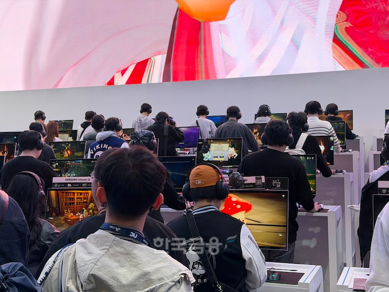 '몬길: 스타다이브' 시연 중인 관람객들. / 사진=정채윤 기자