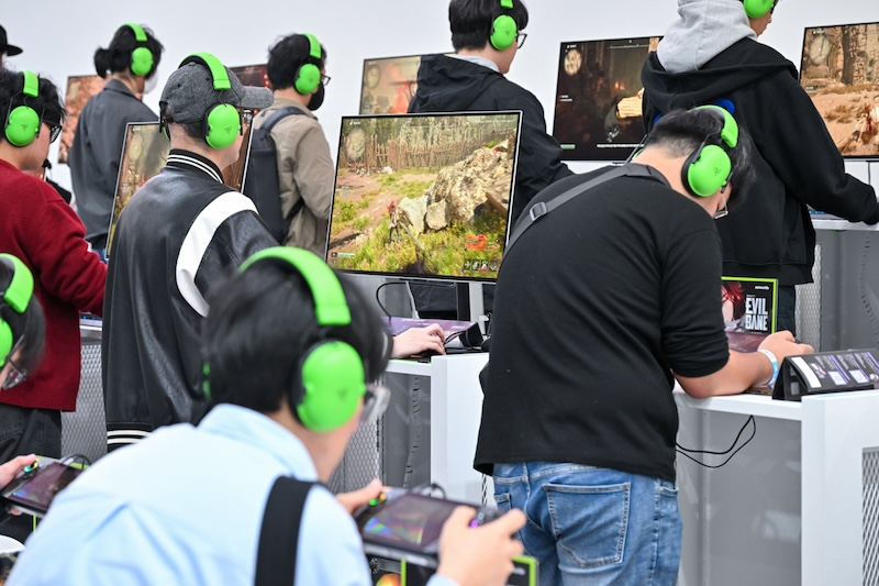 '이블베인' 시연 중인 관람객들. / 사진=넷마블