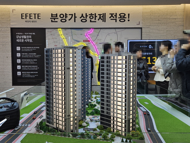 복정역 에피트 견본주택 모형도 주변 방문객들./조범형 기자
