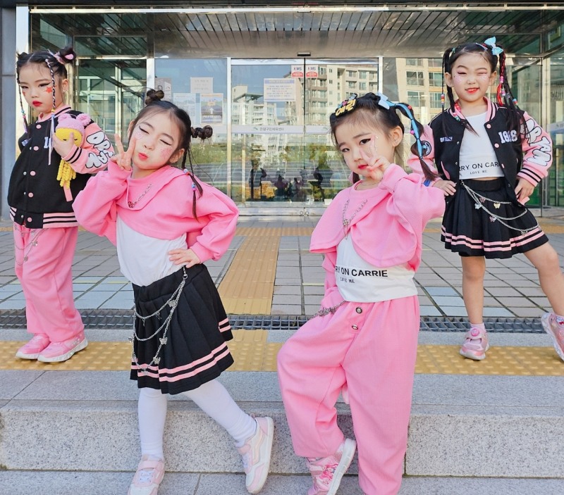 체조대회에 참여한 어린이들이 기념촬영을 하는 모습./사진=주현태 기자