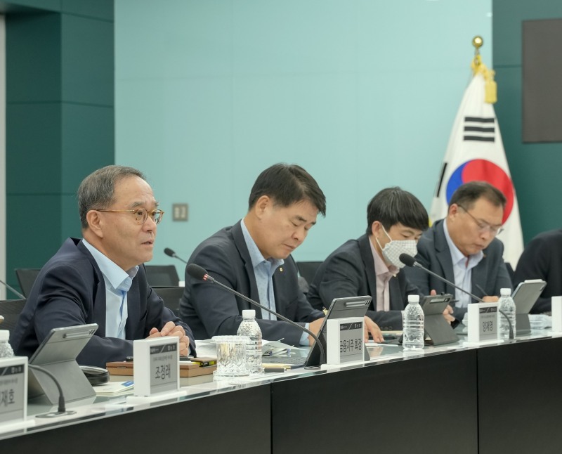 이찬우 회장(왼쪽에서 첫 번째)이 17일 오전 열린 농협금융그룹의 'ESG전략협의회' 회의를 주재하고 있다. / 사진제공=NH농협금융