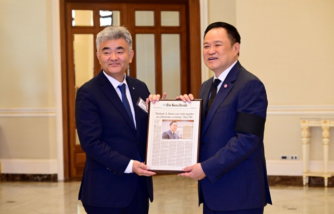 대우건설 정원주 회장(왼쪽)과 태국 아누틴 찬위라꾼 총리(오른쪽)가 면담 후 기념촬영을 하고 있다./자료제공=대우건설