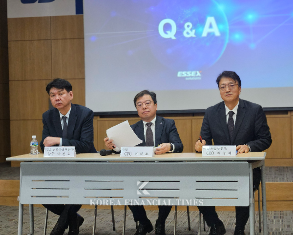 ㈜LS가 20일 서울 용산 LS그룹 본사에서 에식스솔루션즈 기업공개 설명회를 진행했다. (왼쪽부터) ㈜LS 전략금융부문장 박진호 상무, ㈜LS 최고재무책임자(CFO) 이태호 상무, 최창희 에식스솔루션즈 대표이사. /사진제공=신혜주 기자