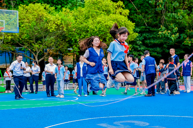 2025년 9월 중국 사천에 위치한 한 초등학교에서 꿈의 교실 후원 사업에 참여한 자원봉사자들이 학생들과 체육활동을 하는 모습. / 사진=현대차