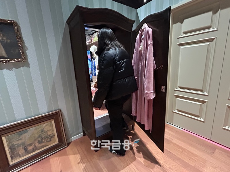 옷장 문을 통해 다른 공간으로 이동할 수 있다. /사진=박슬기 기자