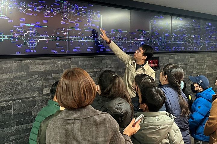 재한몽골학교 학생들이 SRT 수서역을 방문해 철도 운영 시스템과 시설을 견학하는 모습./사진제공=SR