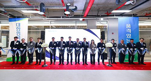 ▲ 사진 우측 아홉번째부터 농협은행 강태영 은행장, 부평농협 최영민 조합장, 농협은행 인천영업부 오승철 부장, 농협 인천지역본부 김재득 총괄 본부장, 옹진농협 박창준 조합장, 계양농협 이병권 조합장.