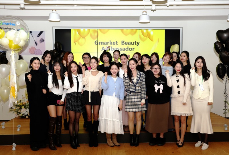 'G마켓 뷰티 앰버서더 1기’ 멤버들이 지난 21일 열린 발대식 진행 후 기념사진을 촬영하고 있다./사진제공=G마켓