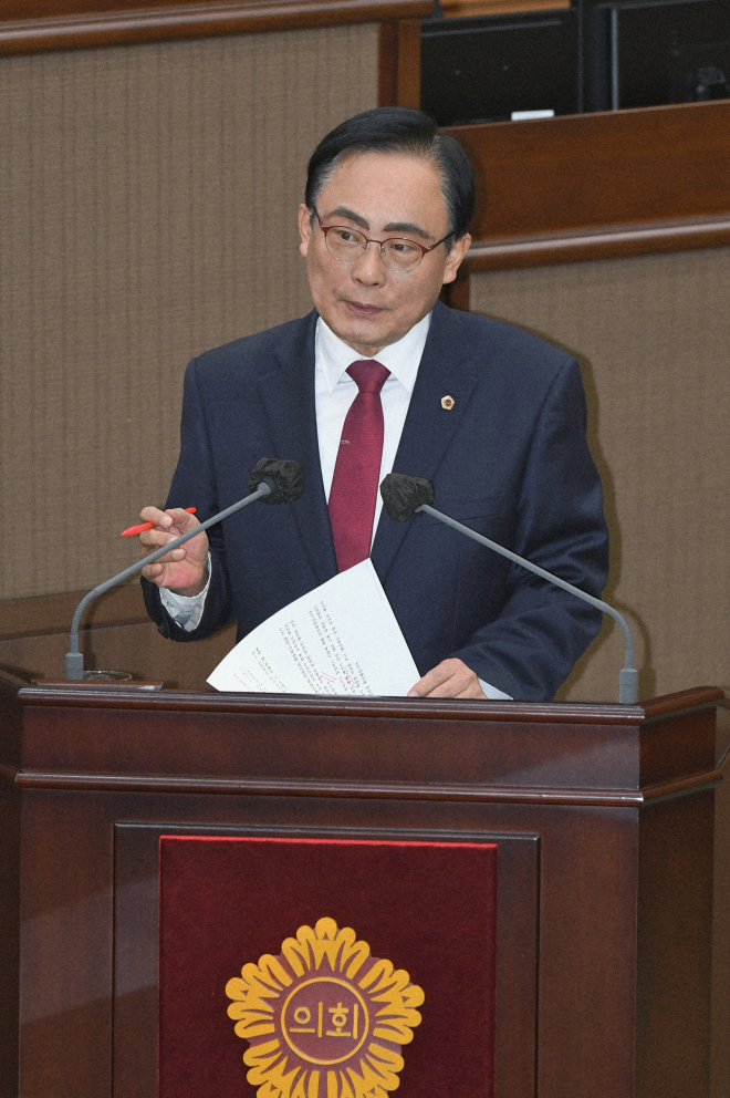 김형재 서울시의원이 지난 18일 열린 서울시의회 제333회 정례회 시정질문에서 정근식 서울시교육감을 상대로 질의를 하고 있다./자료제공=서울시의회