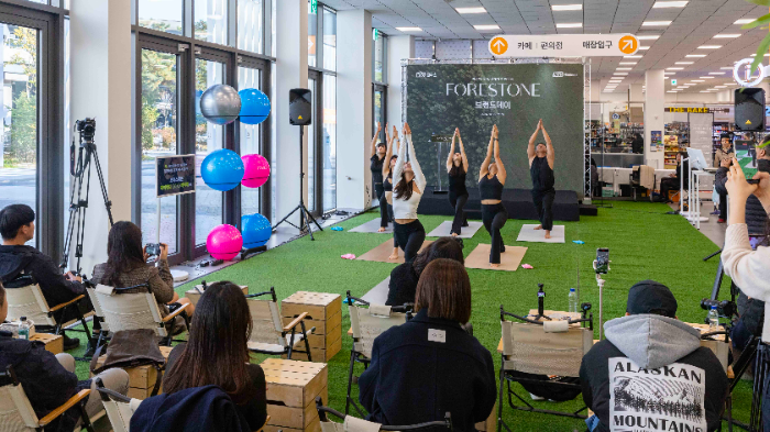 KCC글라스 홈씨씨가 지난 22일 하이엔드 웰니스 바닥재 포레스톤 브랜드데이 행사를 진행했다. 이날 행사에는 인플루언서와 일반 고객 등 30여 명이 참석했다. /사진제공=KCC글라스