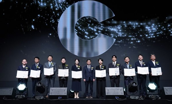 롯데캐피탈은 지난 25일 서울 엘타워에서 개최된 '2025년 지역사회공헌 인정의 날'에서 보건복지부장관 표창을 수상했다고 26일 밝혔다./사진 제공 = 롯데캐피탈