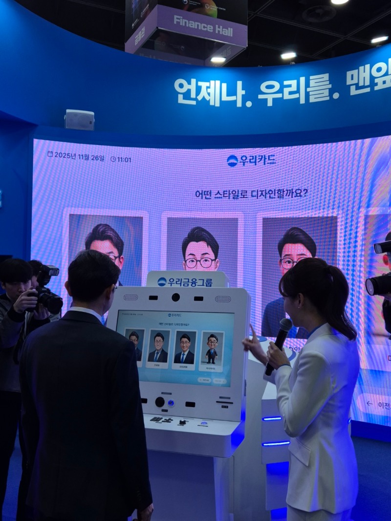 서울 양재 aT센터에서 열리는 ‘코리아핀테크 위크 2025’에서 26일 이억원 금융위원장이 우리금융그룹 부스에서 우리카드 디자인을 직접 고르고 있다. 사진=강은영 기자