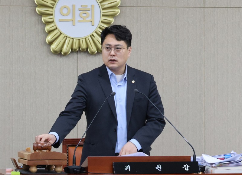 함대건 용산구의회 예산결산특별 위원장이 회의를 주재하는 모습./사진제공=용산구의회