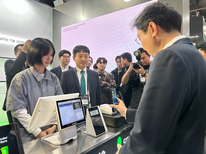 26일 양재 aT센터에서 열린 '코리아 핀테크 위크 2025'에서 이억원 금융위원장이 '네이버페이 커넥트' 단말기 결제를 체험하고 있다. / 사진=김하랑 기자