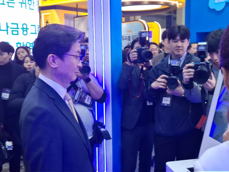 우리금융그룹 부스에서 AI 키오스크를 직접 체험해보고 있는 이억원 금융위원장 / 사진=김다민 기자