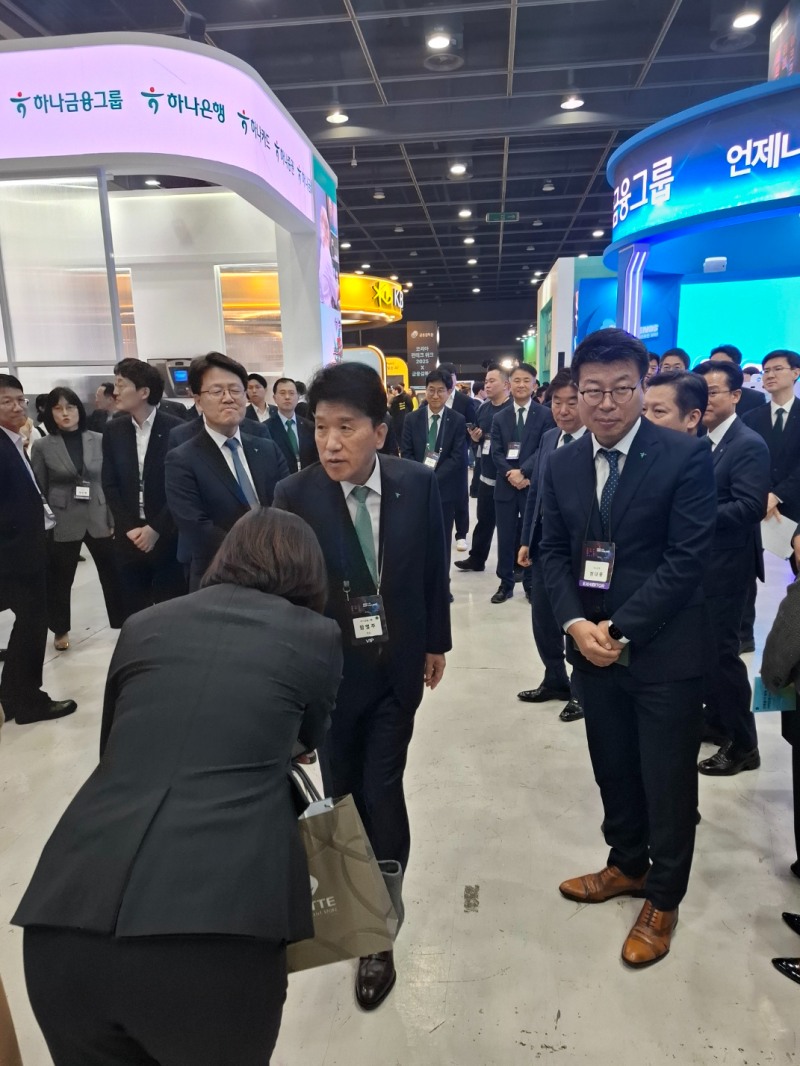 26일 열린 코리아핀테크위크 2025에 참석한 함영주 하나금융 회장이 하나금융그룹 부스를 방문해 현장 직원들을 격려하고 있다. / 사진=장호성 기자