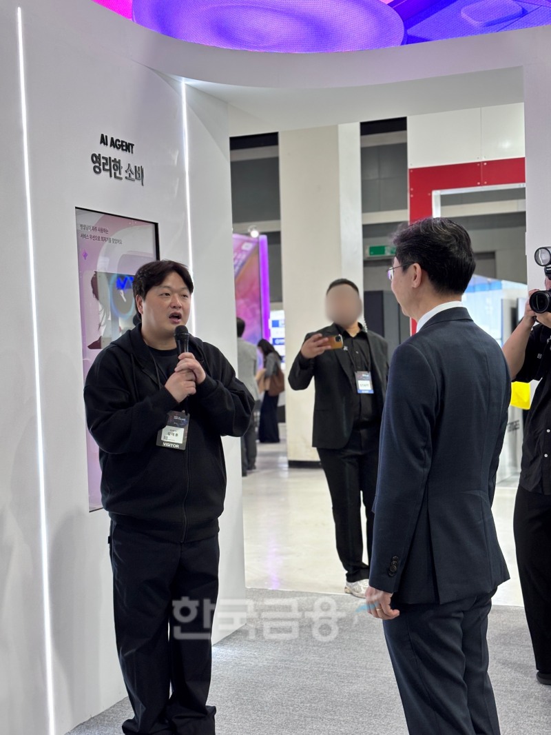 이억원 금융위원회 위원장(오른쪽)이 뱅크샐러드 부스에 방문해 김태훈 뱅크샐러드 대표(왼쪽)의 설명을 듣고 있다.(2025.11.25.)/사진 = 김다민 기자