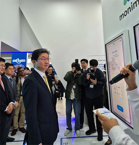 서울 양재 aT센터에서 열리는 ‘코리아핀테크 위크 2025’에서 26일 이억원 금융위원장이 삼성금융네트웍스 부스에서 모니모 서비스를 시연하고 있다. 사진=강은영 기자