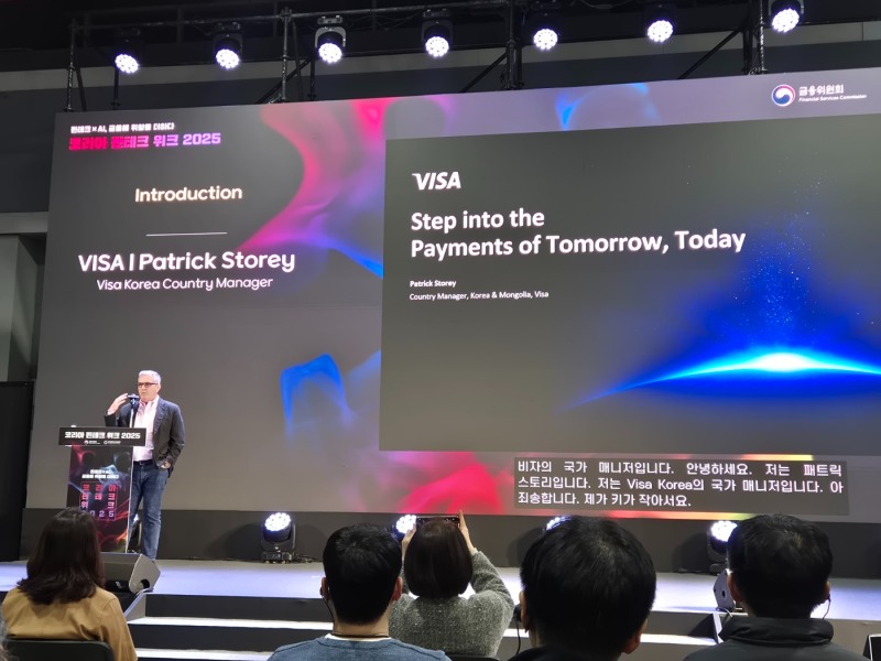 패트릭 스토리 (Patrick Storey) 비자 코리아 사장이 지난 26일 서울 양재 aT센터에서 열린 '코리안 핀테크 위크 2025'에서 ‘에이전틱 AI와 커머스의 미래’를 주제로 발표하고 있다. 사진=강은영 기자
