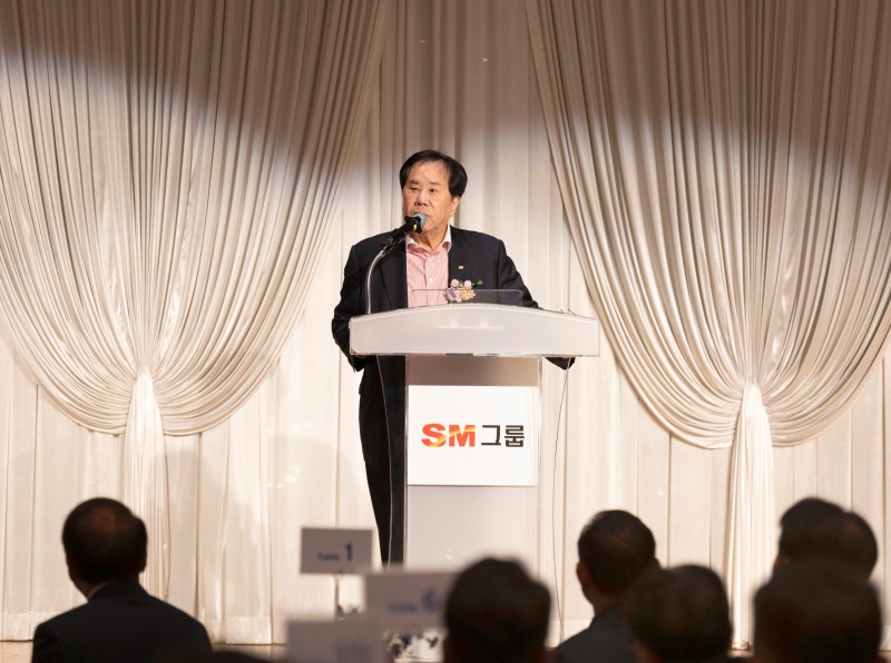 우오현 SM그룹 회장이 지난 26일 서울 마포구 중소기업DMC타워에서 열린 ‘2025 건설부문 협력사 초청 정기간담회’에서 축사를 하고 있다./사진제공=SM그룹