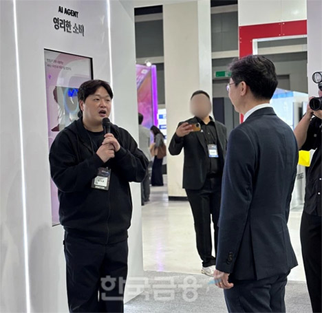 이억원 금융위원회 위원장(오른쪽)이 뱅크샐러드 부스에 방문해 김태훈 뱅크샐러드 대표(왼쪽)의 설명을 듣고 있다.(2025.11.25.)/사진 = 김다민 기자