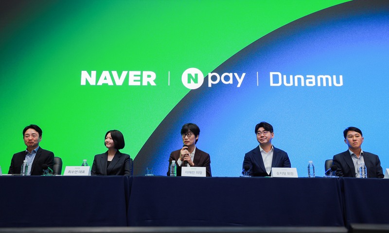 이해진 네이버 이사회 의장(왼쪽 세번째)이 27일 경기 성남 ‘네이버 1784’에서 열린 네이버·네이버파이낸셜·두나무 3사 공동 기자간담회에서 발언하고 있다. 왼쪽부터 박상진 네이버파이낸셜 대표, 최수연 네이버 대표, 이해진 네이버 이사회 의장, 송치형 두나무 회장, 오경석 두나무 대표이사 / 사진 = 네이버