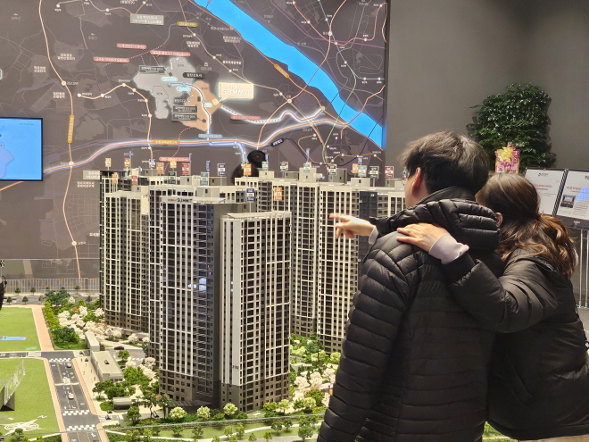 28일 방문객이 호반써밋 인천검단3차 견본주택 모형도를 확인하고 있다./한국금융신문 조범형 기자