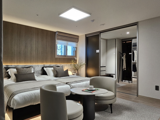 견본주택 유니트 97㎡P 타입의 안방 전경./한국금융신문 조범형 기자