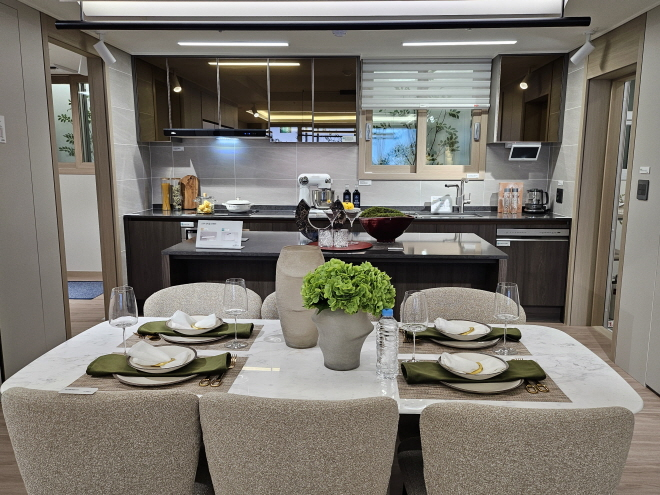 견본주택 유니트 97㎡P 타입의 주방 전경./한국금융신문 조범형 기자