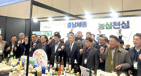 ▲ 강호동 농협중앙회장과 충남세종지역 지역농축협 조합장들이 경기도 고양시 일산킨텍스에서 열린 「K-라이스페스타」에서 충남세종 쌀 가공식품의 경쟁력 강화와 쌀 소비 촉진을 응원하고 있다.