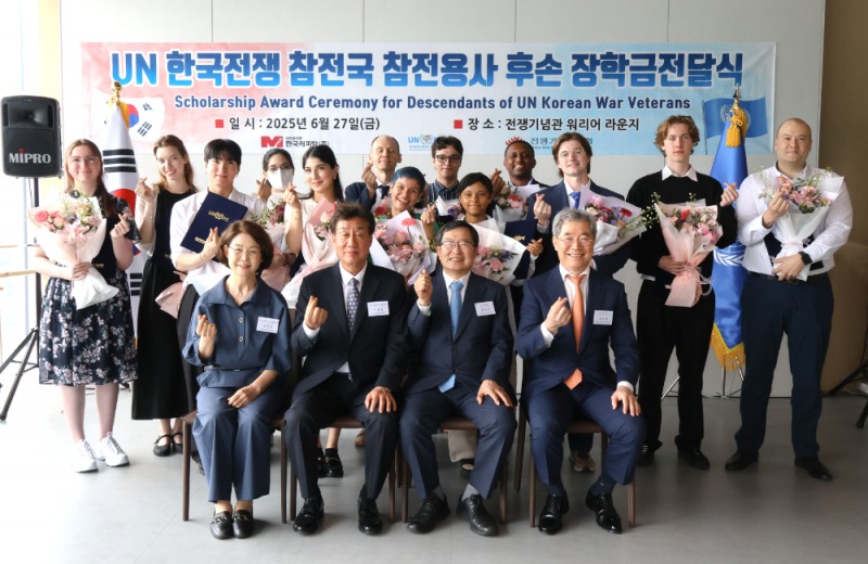 정상철 한국캐피탈 대표(앞줄 왼쪽에서 네번째)가 ‘UN 한국전쟁 참전국 참전용사 후손 장학금 전달식’에서 장학금 전달 후 기념촬영을 하고 있다.(2025.06.27.)./사진제공=한국캐피탈